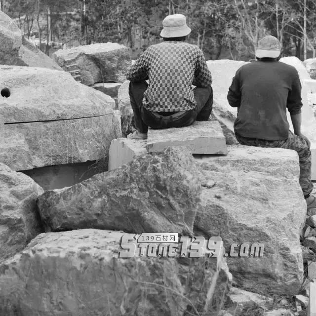 河北曲陽石雕工人工作現場照