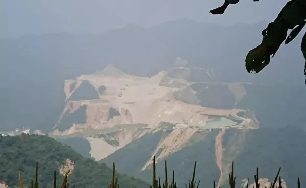 被停產的秦嶺“綠色礦山標桿”:正在給削平的山體覆蓋綠布