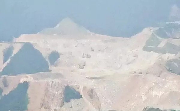 被停產的秦嶺“綠色礦山標桿”:正在給削平的山體覆蓋綠布