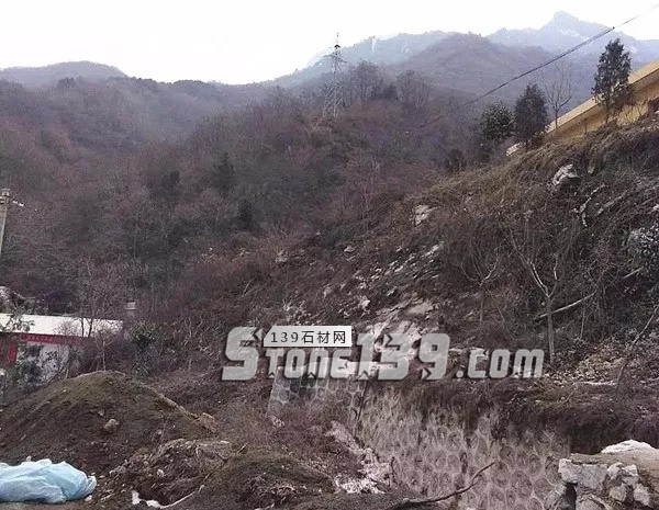 被停產的秦嶺“綠色礦山標桿”:正在給削平的山體覆蓋綠布