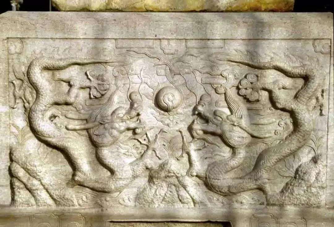 古老的石雕裝飾-皇家雕塑，歷史見證石頭上的滄桑和溫度