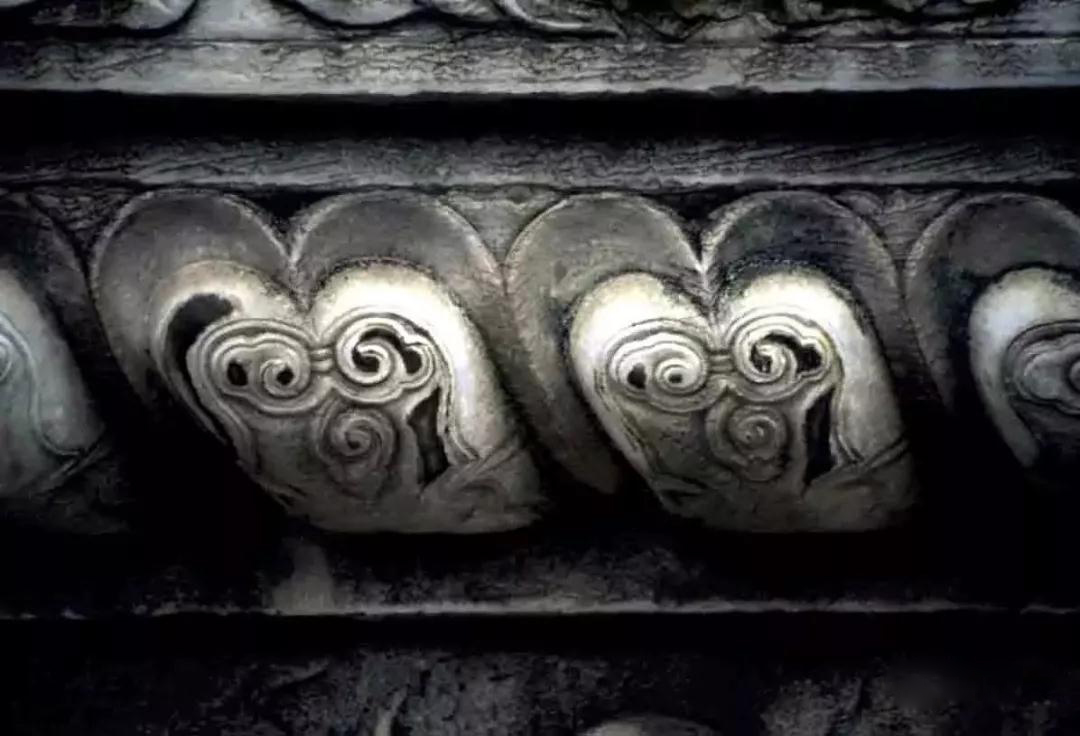 古老的石雕裝飾-皇家雕塑，歷史見證石頭上的滄桑和溫度