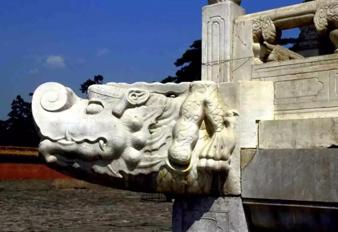 古老的石雕裝飾-皇家雕塑，歷史見證石頭上的滄桑和溫度