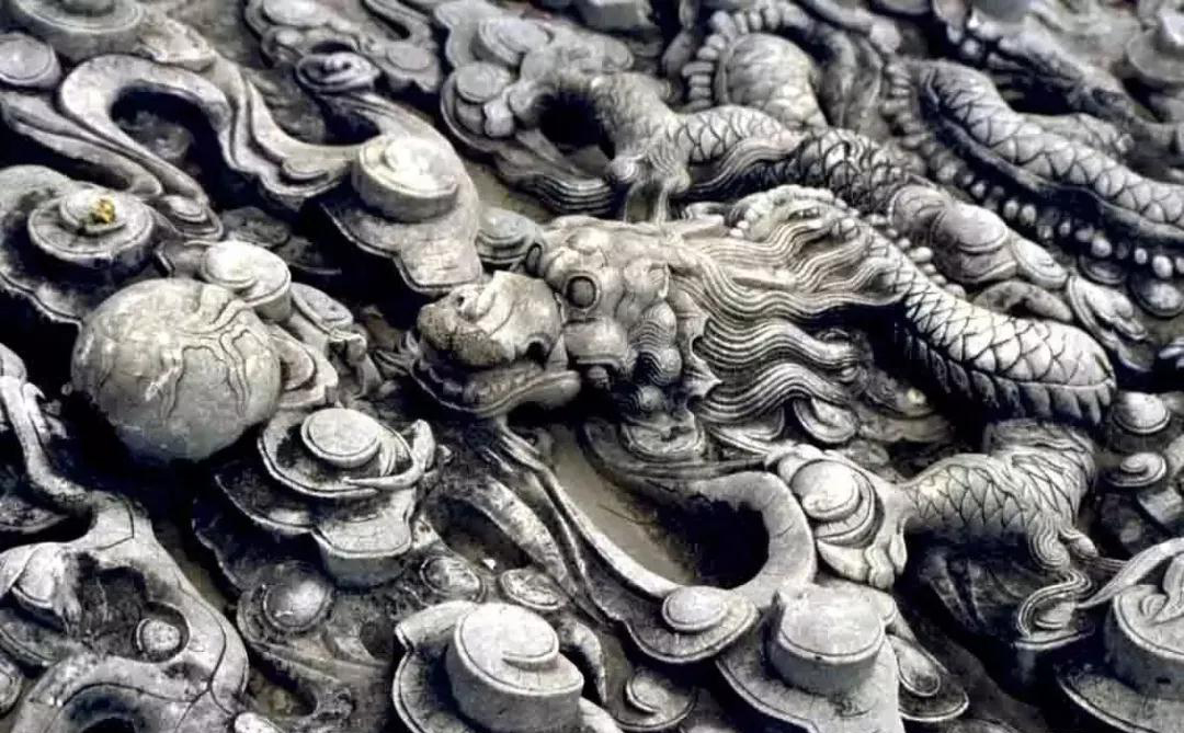 古老的石雕裝飾-皇家雕塑，歷史見證石頭上的滄桑和溫度