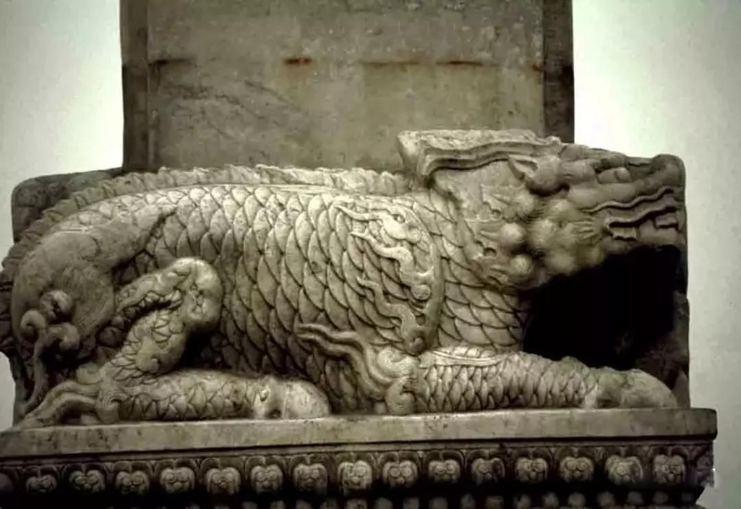 古老的石雕裝飾-皇家雕塑，歷史見證石頭上的滄桑和溫度