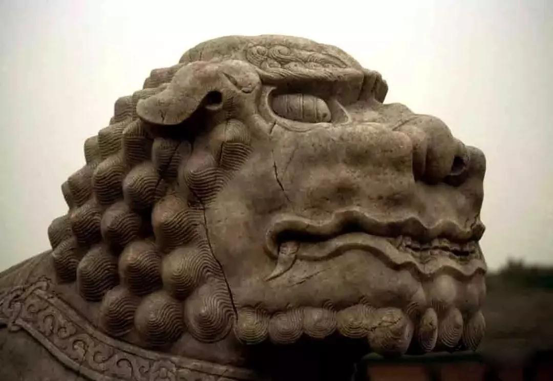 古老的石雕裝飾-皇家雕塑，歷史見證石頭上的滄桑和溫度