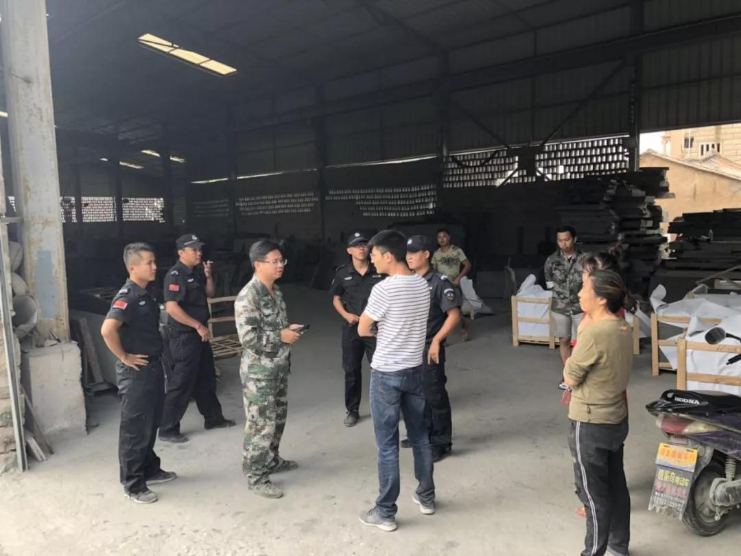 福建水頭鎮(zhèn)繼續(xù)取締“三無”石材企業(yè) 決不放松 水頭鎮(zhèn)繼續(xù)取締“三無”石材企業(yè)現(xiàn)場