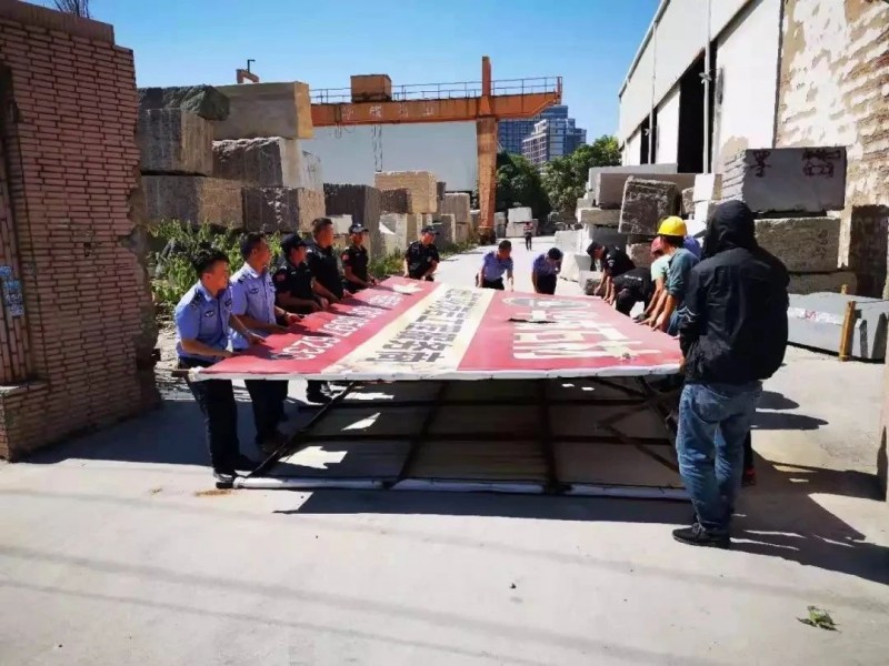 中國石材基地“福建水頭”路邊違規廣告牌整治行動