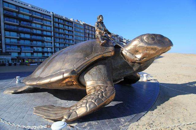 街頭雕刻藝術除了石材還有這么多原來