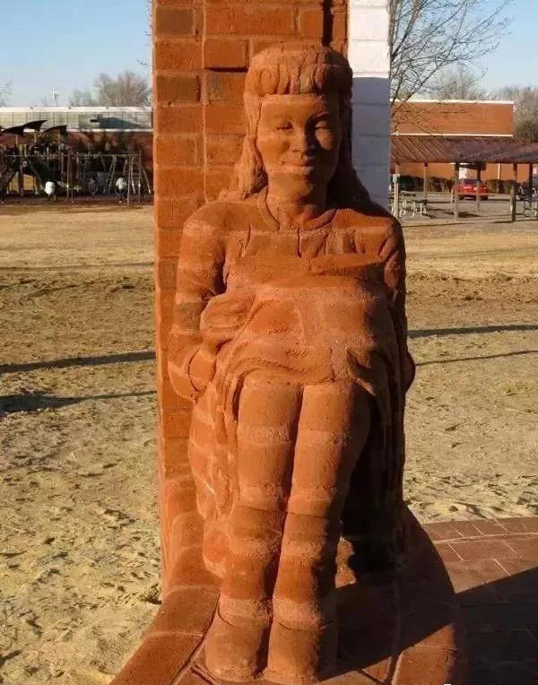 街頭雕刻藝術除了石材還有這么多原來