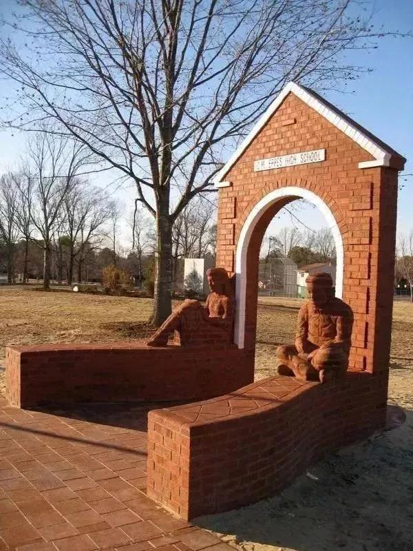 街頭雕刻藝術除了石材還有這么多原來