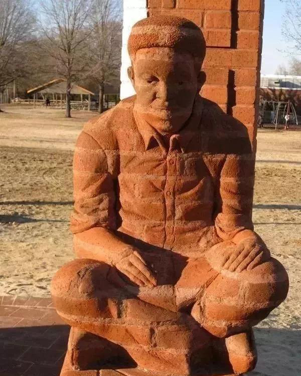 街頭雕刻藝術除了石材還有這么多原來