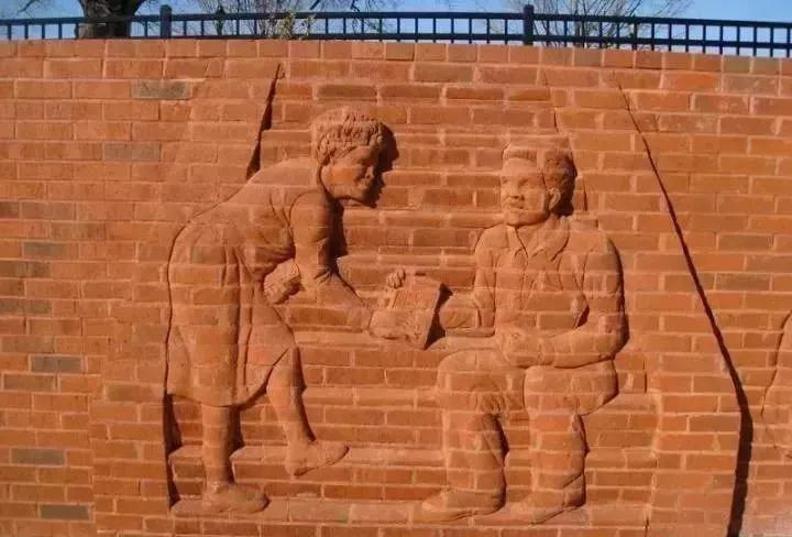 街頭雕刻藝術除了石材還有這么多原來