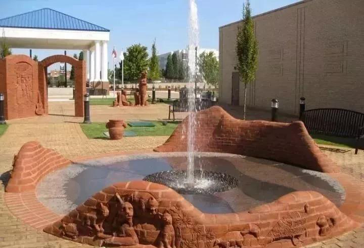 街頭雕刻藝術除了石材還有這么多原來