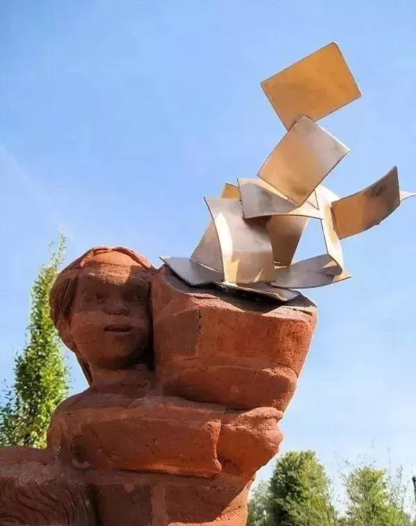 街頭雕刻藝術除了石材還有這么多原來