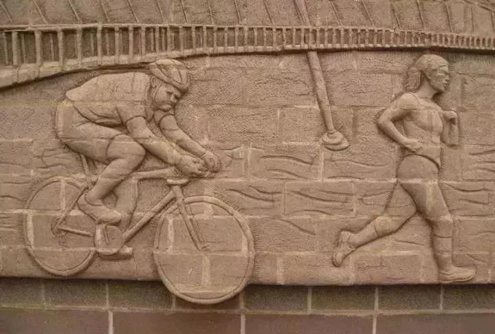 街頭雕刻藝術除了石材還有這么多原來