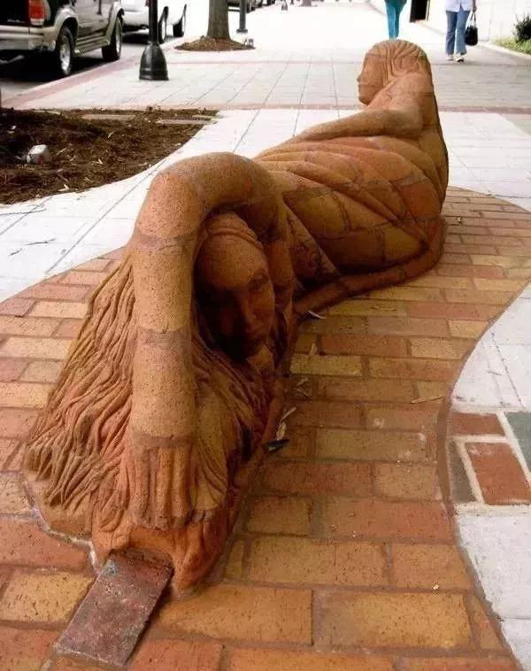 街頭雕刻藝術除了石材還有這么多原來