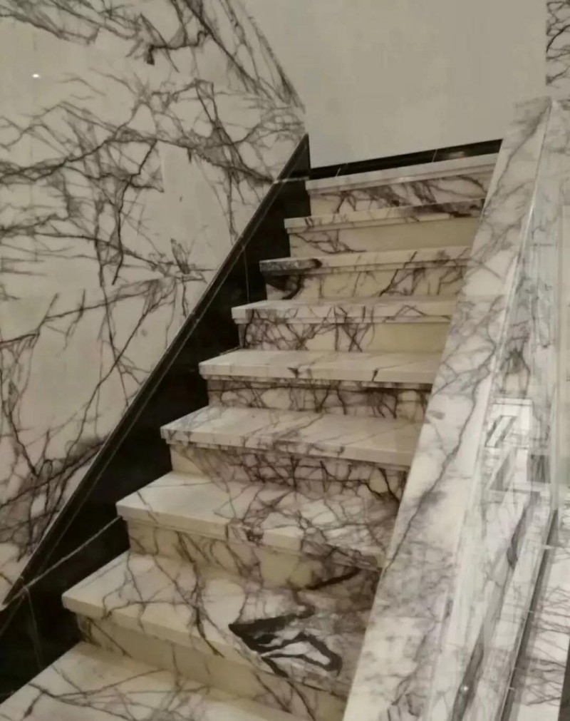 白色大理石樓梯