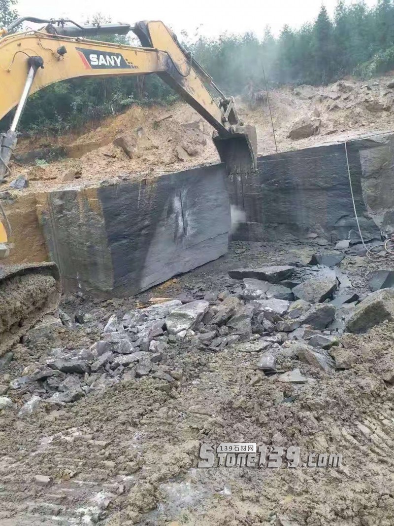 四川雅安天虹石材廠主營雅蒙黑、滎經紅（中國紅）、紫檀木紋、漢白玉