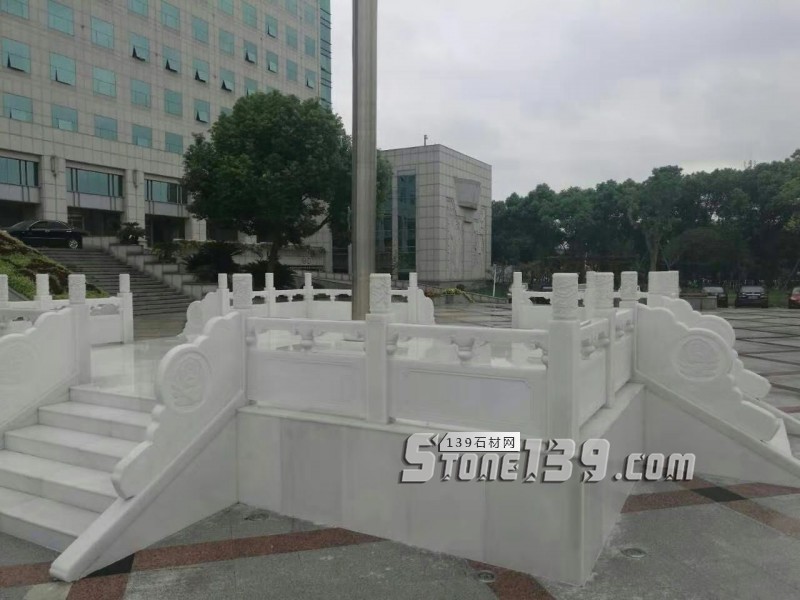 四川雅安天虹石材廠主營雅蒙黑、滎經紅（中國紅）、紫檀木紋、漢白玉