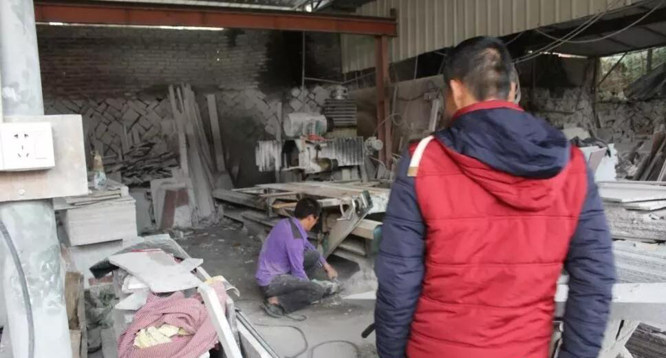 南安市洪梅鎮26家石材加工廠進行依法關停、拆除生產設備