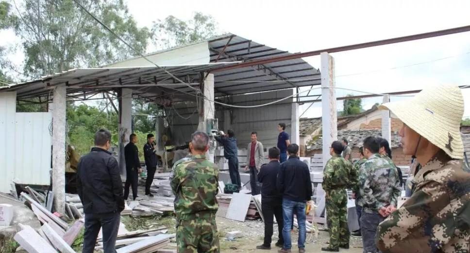 南安市洪梅鎮26家石材加工廠進行依法關停、拆除生產設備