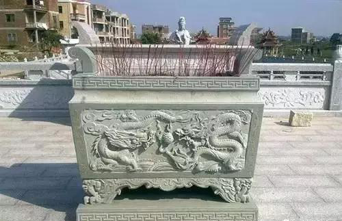 石雕香爐由天然石材精雕細琢而成 盛載香支 供奉神明 精美的石雕香爐