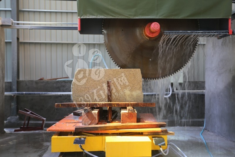 湖北隨州石材業(yè)國(guó)家鼓勵(lì)發(fā)展的產(chǎn)業(yè)集群!且黃金麻可以下料了!