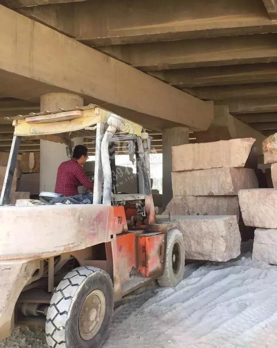 福建南安石井鎮“百日拆違”亮鋒芒,拆廠棚,移方料 福建南安市石井鎮拆石材廠棚,移石材方料