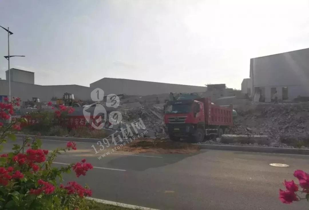 福建南安石井鎮“百日拆違”亮鋒芒,拆廠棚,移方料 福建南安市石井鎮拆石材廠棚,移石材方料