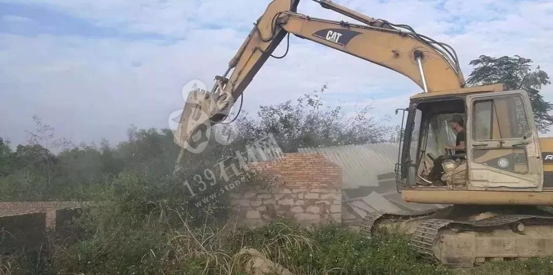 福建南安石井鎮“百日拆違”亮鋒芒,拆廠棚,移方料 福建南安市石井鎮拆石材廠棚,移石材方料