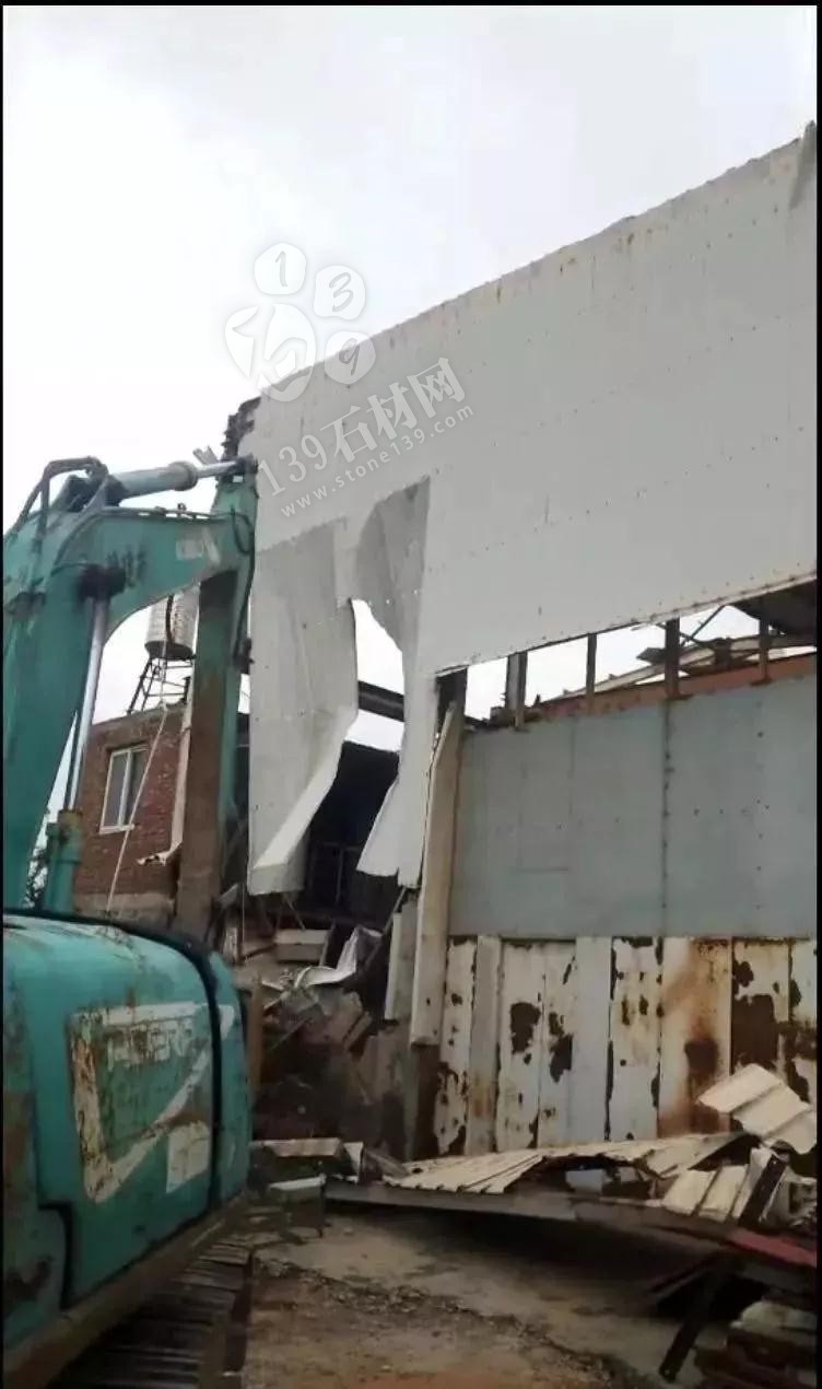 福建南安石井鎮“百日拆違”亮鋒芒,拆廠棚,移方料 福建南安市石井鎮拆石材廠棚,移石材方料