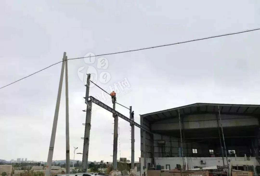 福建南安石井鎮“百日拆違”亮鋒芒,拆廠棚,移方料 福建南安市石井鎮拆石材廠棚,移石材方料