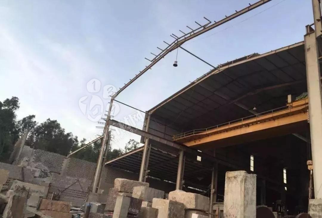 福建南安石井鎮“百日拆違”亮鋒芒,拆廠棚,移方料 福建南安市石井鎮拆石材廠棚,移石材方料