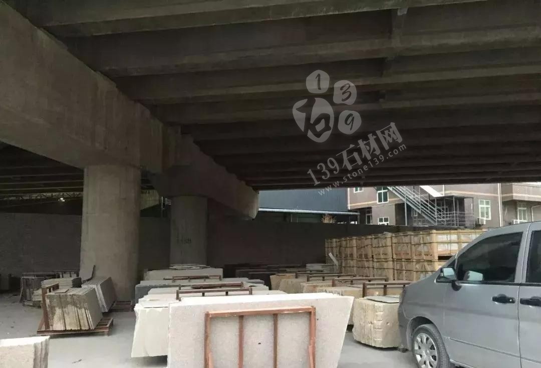 福建南安石井鎮“百日拆違”亮鋒芒,拆廠棚,移方料 福建南安市石井鎮拆石材廠棚,移石材方料