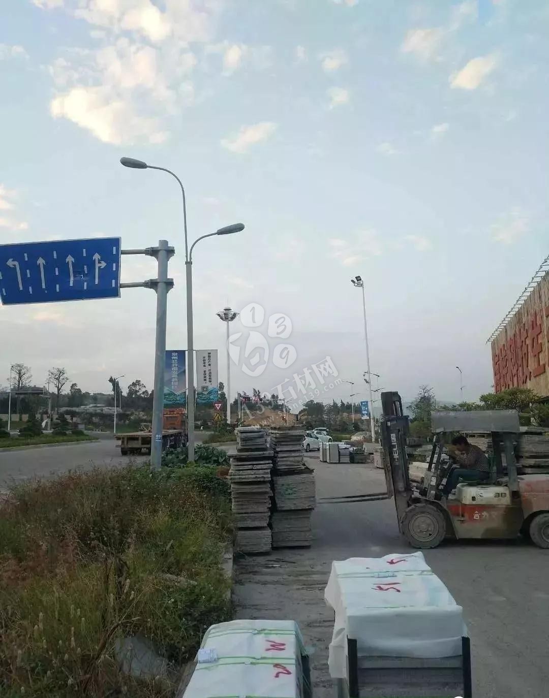 福建南安石井鎮“百日拆違”亮鋒芒,拆廠棚,移方料 福建南安市石井鎮拆石材廠棚,移石材方料