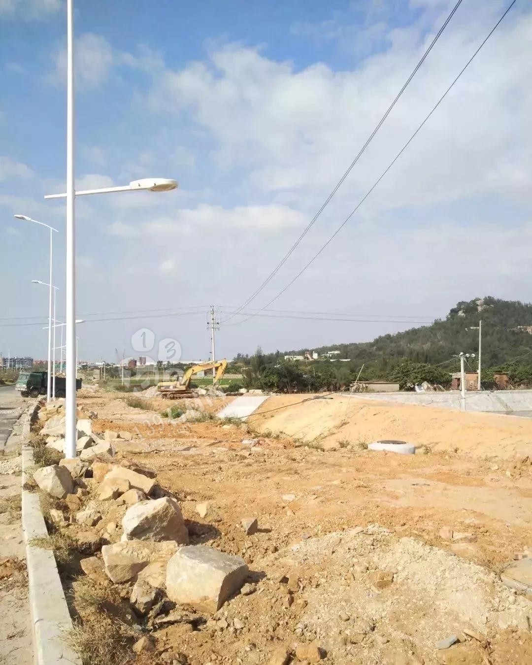 福建南安石井鎮“百日拆違”亮鋒芒,拆廠棚,移方料 福建南安市石井鎮拆石材廠棚,移石材方料