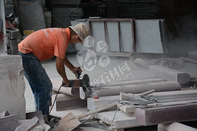 石材工人工作中