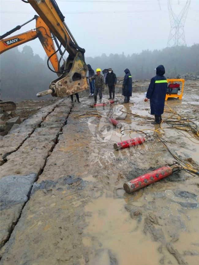 石材人的鐵錘,砸出了日月星辰,敲開了明天的希望之門