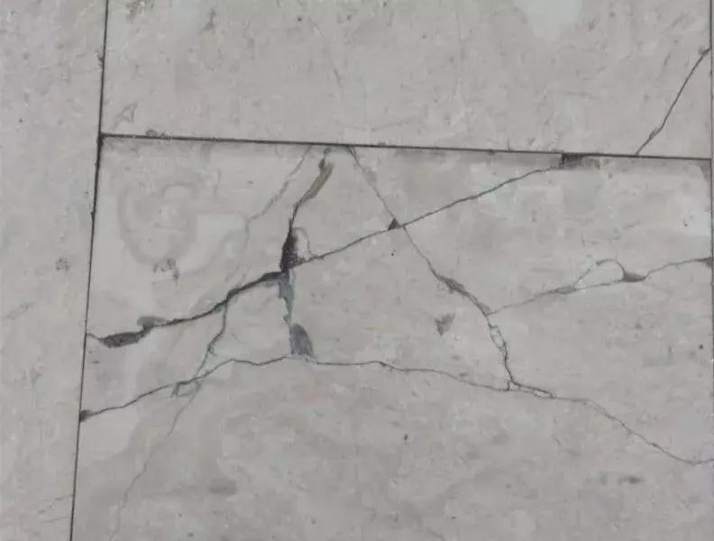 剛鋪的石材就裂成這樣如何解決? 新鋪的這樣大理石為何出現裂紋,該怎么解決呢?