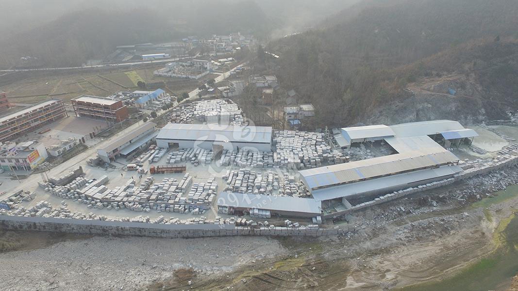 河南省內(nèi)鄉(xiāng)縣隆鑫石材年產(chǎn)梨花白板材200萬平方米 內(nèi)鄉(xiāng)縣隆鑫石材廠