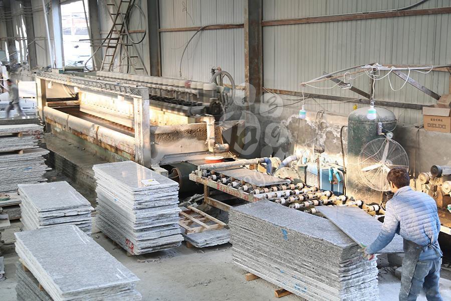 河南省內(nèi)鄉(xiāng)縣隆鑫石材年產(chǎn)梨花白板材200萬平方米 內(nèi)鄉(xiāng)縣隆鑫石材廠