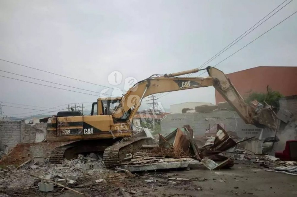 一個被遺忘的42歲石材工人，在車站“過”端午