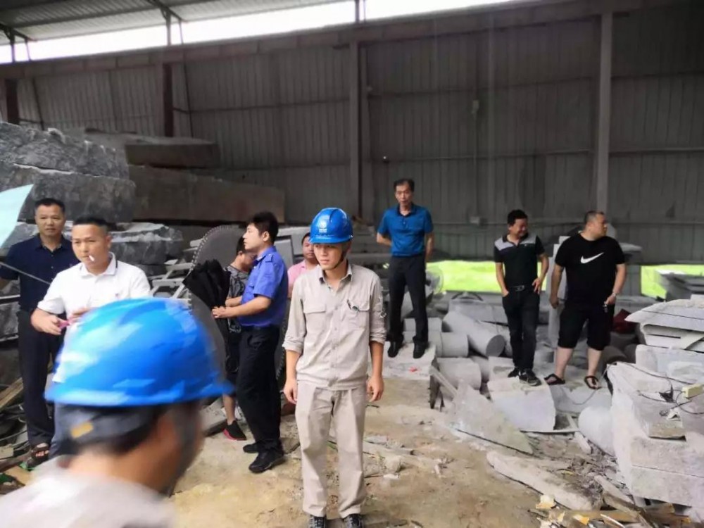 南安市詩山鎮、樂峰鎮查處轄區內的“三無”石材廠