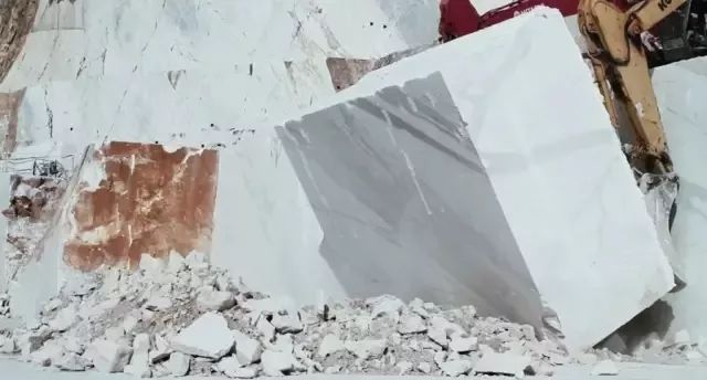 電影《Il Capo(當家之主)》講述采石人對大理石的采集過程