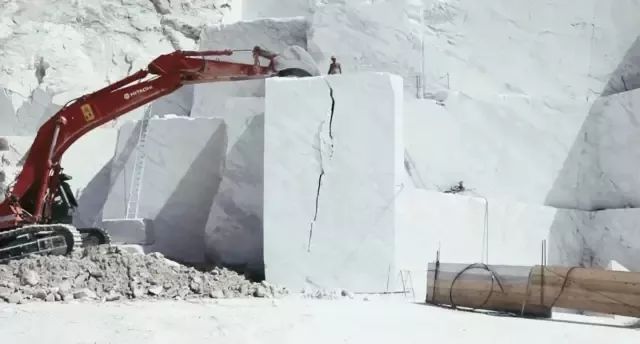 電影《Il Capo(當家之主)》講述采石人對大理石的采集過程