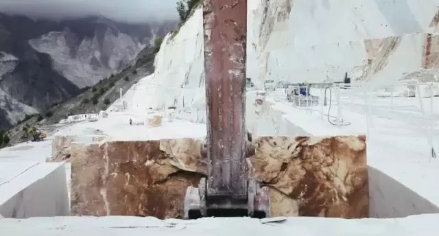 電影《Il Capo(當家之主)》講述采石人對大理石的采集過程