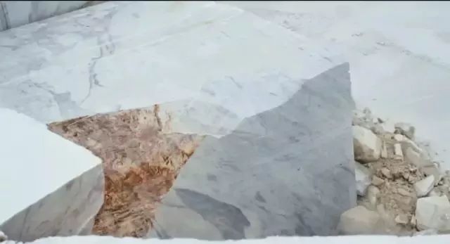 電影《Il Capo(當家之主)》講述采石人對大理石的采集過程