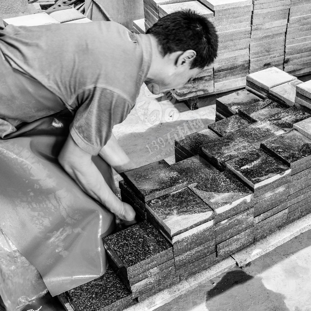 石材廠一線工人工作照