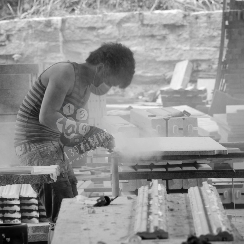 石材廠一線工人工作照